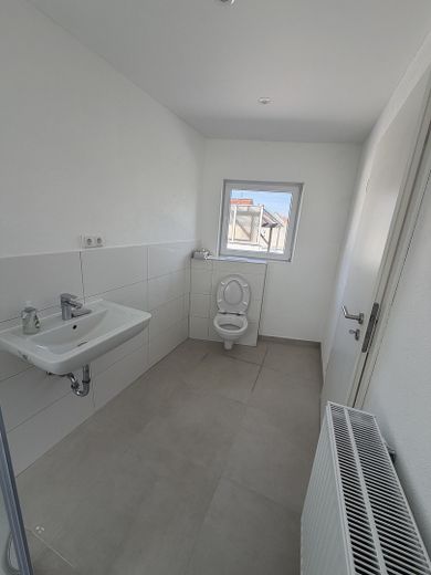 renoviertes Haus 4 Zimmer Küche Bad mit Hof und Garage Worms Abenheim – Bad 