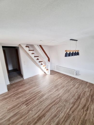 Maisonette-Wohnung mit vier Zimmern und EBK in Simmozheim – Küche mit Aufgang OG