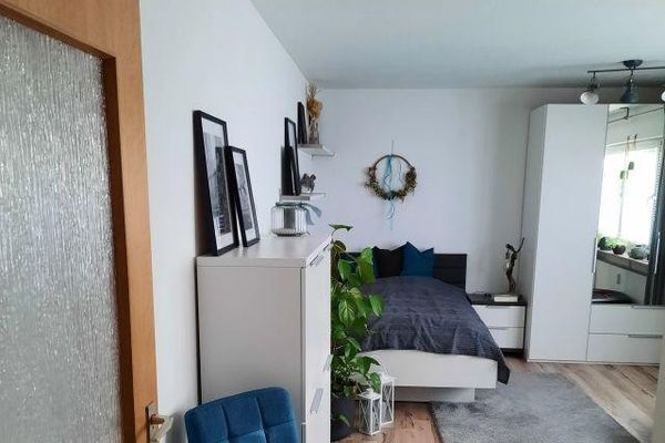 Zeer mooie, lichte en goed onderhouden 1-kamerwoning met inbouwkeuken (vaatwasser) in Stuttgart