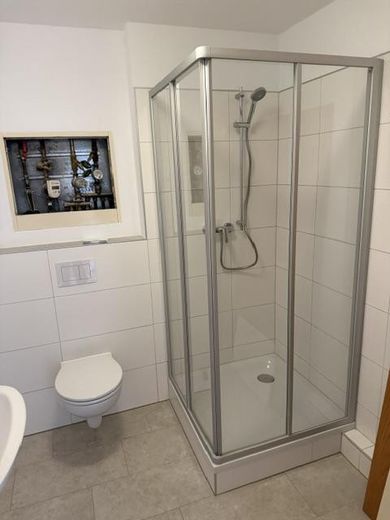 Komplett neu renovierte 2-Zimmer Wohnung im 1.OG mit Balkon – Neues Bad, Dusche