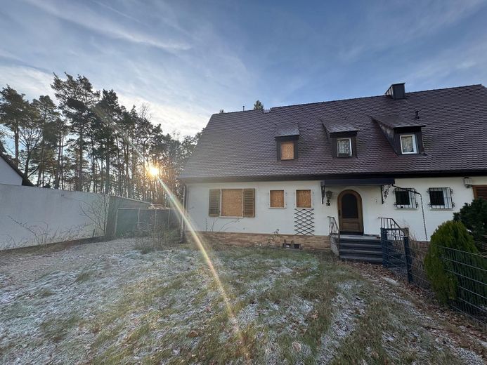 Frontansicht Ostseite / Straße