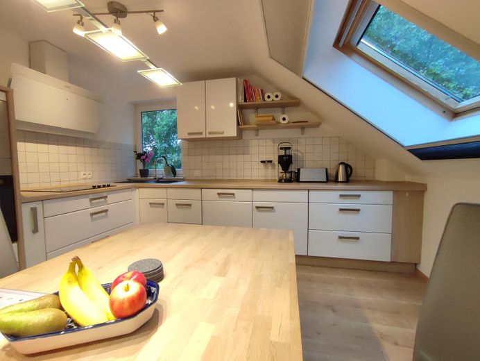 Provisionsfrei: Lichtdurchflutete DG-Wohnung mit 16 m² Dachterrasse, Aufzug & TG-Stellplatz – Küche