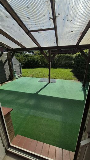 Casa a schiera di testa ben tenuta con giardino recintato e posto auto coperto – Terasse