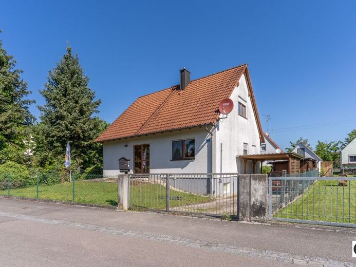 Solide Basis, großes Potenzial – freistehendes Einfamilienhaus in Rain am Lech – Foto 1