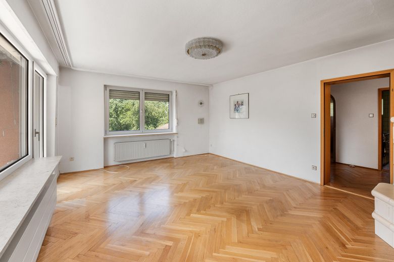 Stilvolle 3-Zimmer-Wohnung mit Fischgrätparkett, XL-Balkon & Kachelofen +++ provisionsfrei +++ – Foto 2