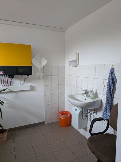 Produktions- und Lagerhalle zu vermieten – Sanitäranlagen Umkleide Damen