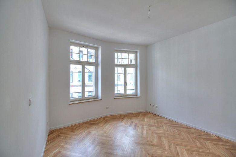 Appartamento di alta qualità, ristrutturato, con 3 locali, cucina componibile di lusso, terrazza e area giardino – Foto 11