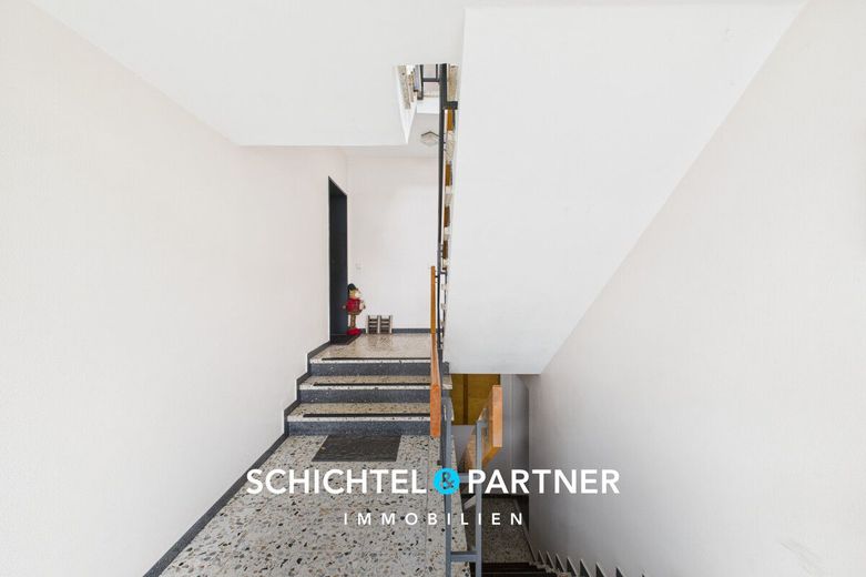 Soest | Atractiva casa plurifamiliar con seis viviendas y tres garajes – S&amp;P | Treppenhaus