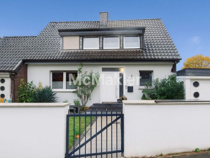 Freistehendes Einfamilienhaus in Meerbusch-Osterath mit Pool, Kamin und 2 Garagen – Foto 1