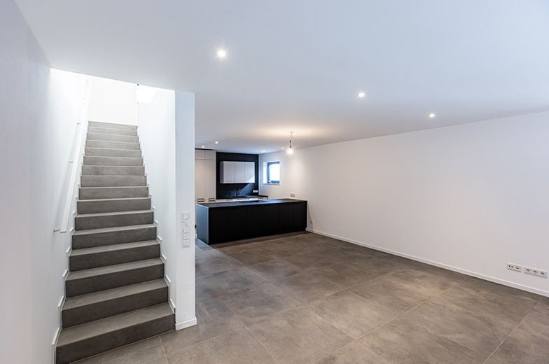 Stilvolle Neubau-DHH / Jetzt letzte Einheit sichern – Wohnen EG / Musterhaus