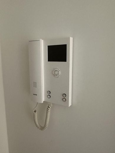 Exklusive neuwertige 3-Zimmer-Wohnung mit schönem Balkon von PRIVAT! – Gegensprechanlage mit Video