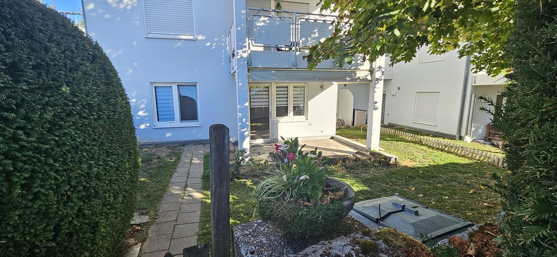 3,5‑Zimmer‑Gartenwohnung in Weil im Schönbuch – bezugsfrei ab sofort! – Blick vom Außenstellplatz