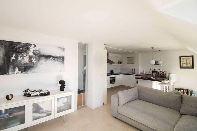 Luminoso apartamento de 2 habitaciones en la última planta con cocina equipada – Braunschweig – Wohn- und Essbereich