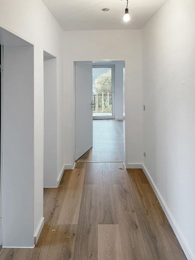 Appartamento ristrutturato e luminoso di 2,5 locali con cucina componibile, posto auto e ampio balcone vicino all’ALDI Campus – Flur