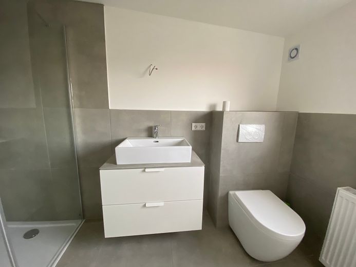 Wohnung über 2 Etagen mit Balkon, WG geeignet, 4-Zimmer, Maisonette, Nähe Bahnhof – Badezimmer oben