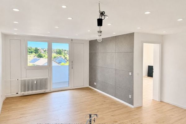 Erstbezug nach Sanierung: Moderne 2-Zi.-Whg mit Balkon, Aufzug, TG-Stellplatz, Fernsicht bis zum See