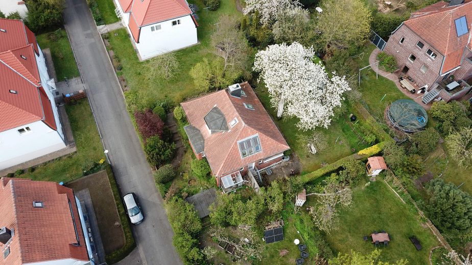 PROVISIONSFREI: Charmantes EFH in zentraler, ruhiger Anliegerstraße – Luftbild-Ansicht von Südwesten