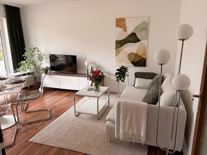 All Inclusive: voll möblierte 2-Zimmer Wohnung mit Balkon in der Innenstadt – Wohnzimmer