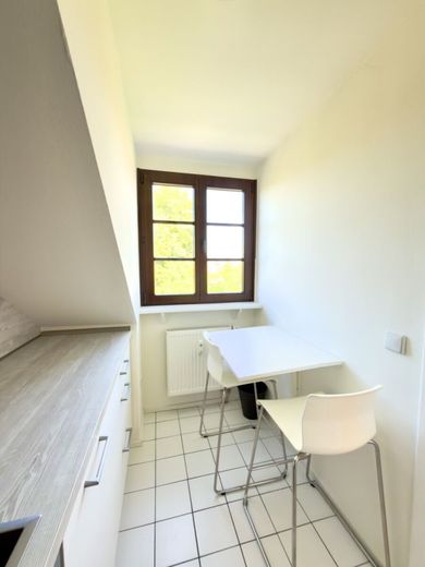 Stilvolles Dachgeschoss-Apartment in historischer Hofanlage von
Köln-Zündorf – Blick in die Küche