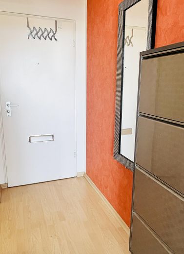 Erbpacht! Von Privat! Ohne Provision! Möbliertes Apartment m. Balkon inkl. TG-Platz, ab sofort – Eingangstür m. Posteinwurf