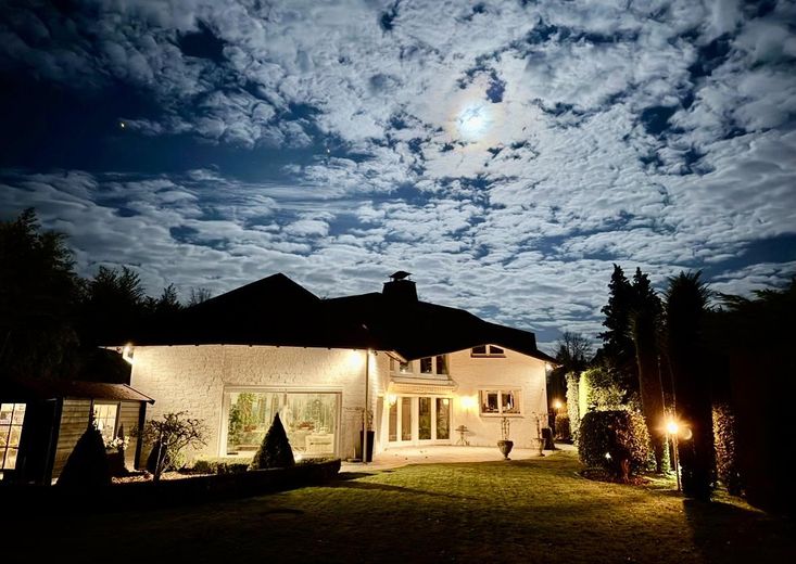 فيلا معمارية حصرية مع مسبح داخلي في غروس بورغفيدل قرب هانوفر – Hausansicht bei Nacht