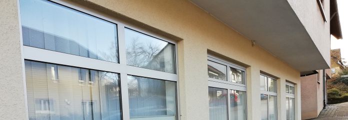 1A–Lage für Büro, Praxis, Studio und flexibel nutzbare Geschäftsräume – Fenster