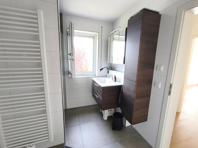 3 Zi. Wohnung (möbliert) im EG mit Terrasse, Carport und Stellplatz – Bad mit Badewanne, Dusche und Waschmaschineanschluss Bild 2