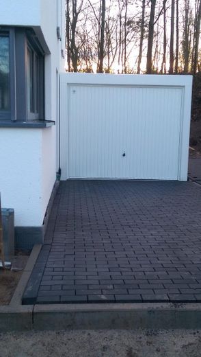 Garage und Stellplatz
