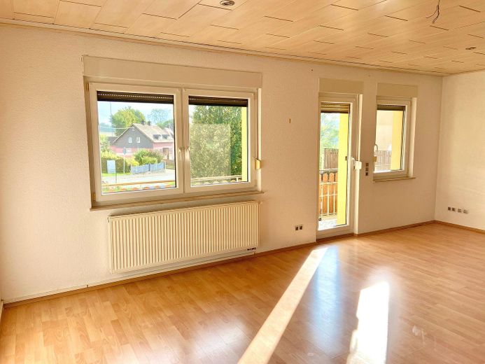 *** Schöne 4,5 Zimmer Wohnung mit zwei modernen Bädern, EBK, Balkon, Terrasse und Garten *** – Wohnzimmer mit Balkonzugang