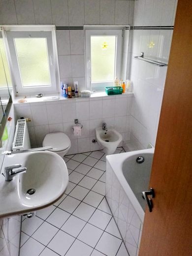 Casa bifamiliar independiente con apartamento y 3 garajes – Obergeschoß Bad/Toilette