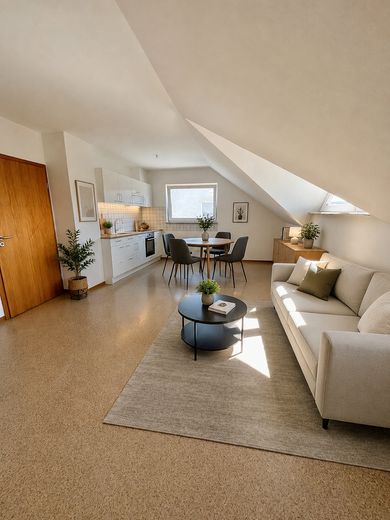 Helle 2-Zimmer-DG-Wohnung in 66540 Neunkirchen – Perfekt für Berufstätige – Küche- Wohnbereich - Bsp einr.