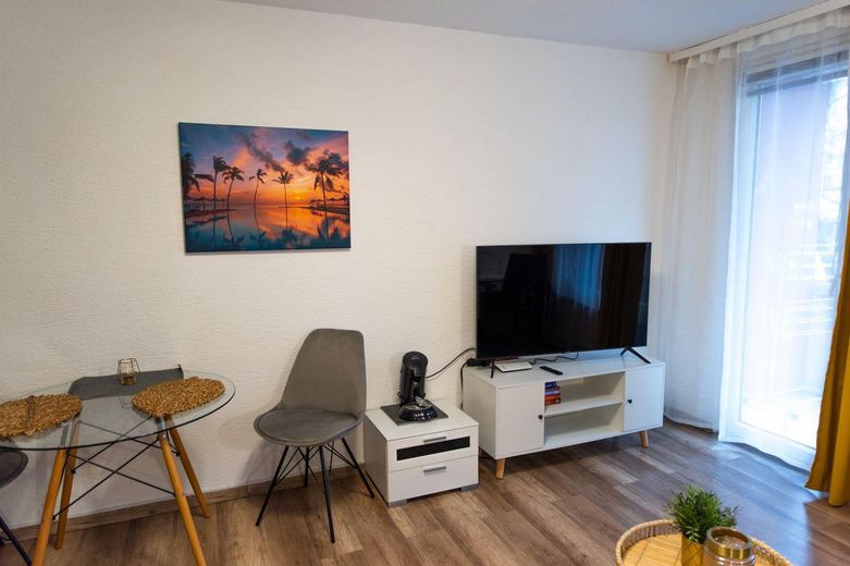 Möblierte 1-Zi Wohnung mit neuer EBK und Balkon in Sindelfingen – Fernseher mit SmartTV 