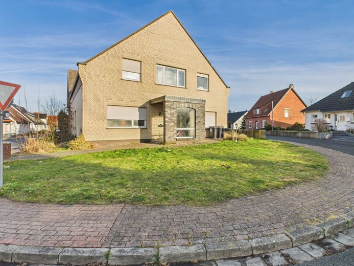 Altes Haus voller Leben, mit Geschichte und Rendite – Stirnseite