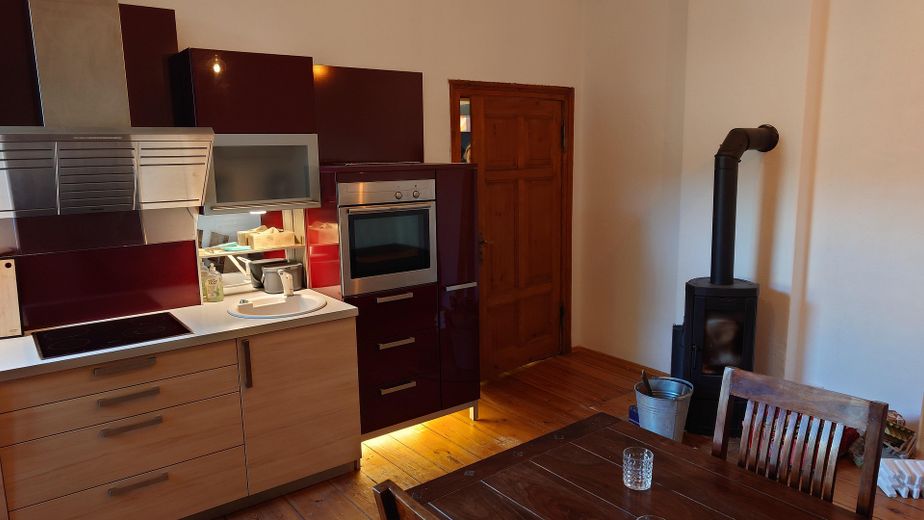 3-Zimmer-Wohnung an der THB: Kamin, Mieterstrom & Garten – Küche
