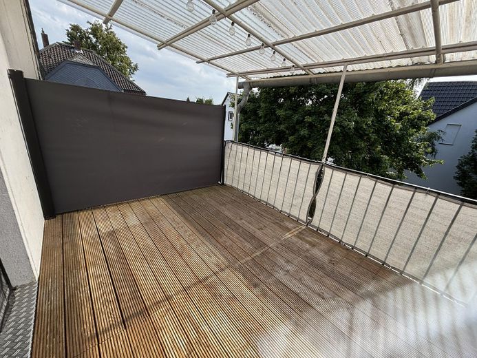 3 Zimmer, überdachter Balkon, ruhiges Haus, EBK, Tageslichtbad mit Wanne und Dusche – Balkon mit Windschutz