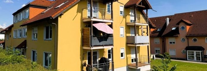 Helle Dachgeschosswohnung in Köditz mit zwei Balkonen und Tiefgaragenstellplatz