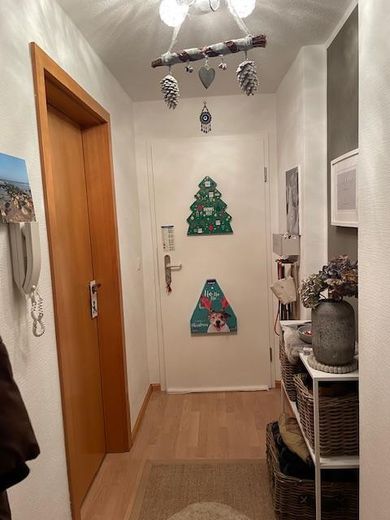 Helle Dachgeschosswohnung mit Loggia und Einbauküche – Flur