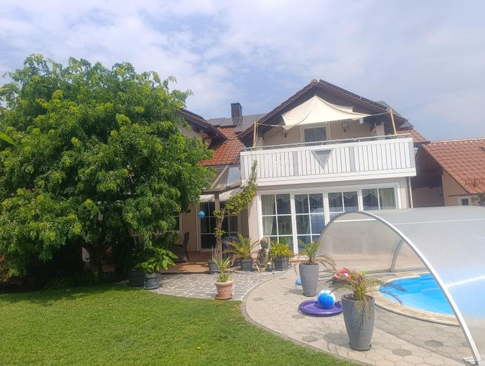 Zweifamilienhaus mit 302 m² Wohnfläche in Wildenberg – Rückseite Balkon mit Pool