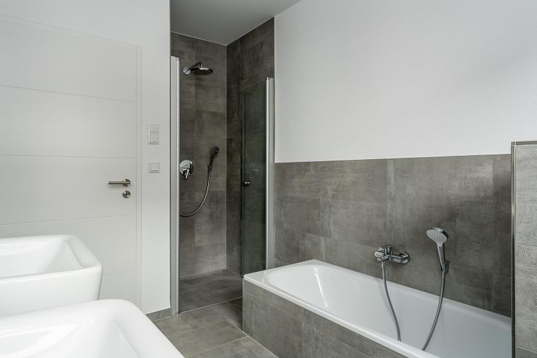 Traumhafte Dachgeschosswohung mit Blick zum Herkules – Badewanne und Dusche