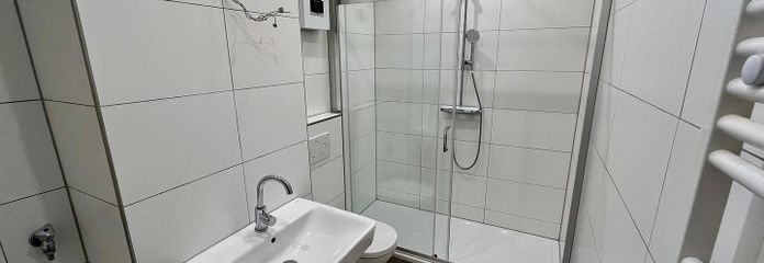 ¡Primera ocupación! Apartamento de 4 habitaciones reformado con balcón y garaje en Schwachhausen