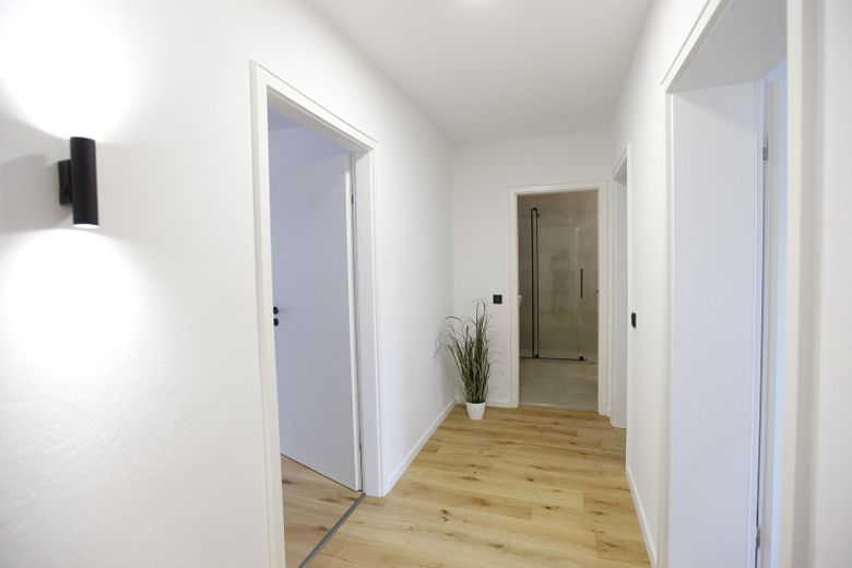 MODERNE 2-KAMERAPPARTEMENT MET BALKON + GARAGE – Flur