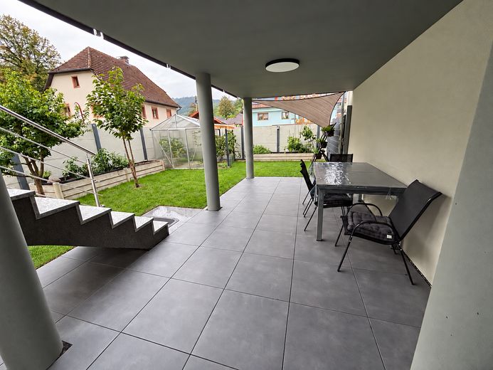 Modernes Zweifamilienhaus mit Einliegerwohnung in Elzach-Oberprechtal – Terasse überdacht