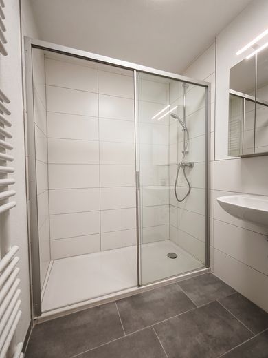 Een droom – instapklaar 3,5-kamerappartement met balkon en garage – Große Dusche im Badezimmer