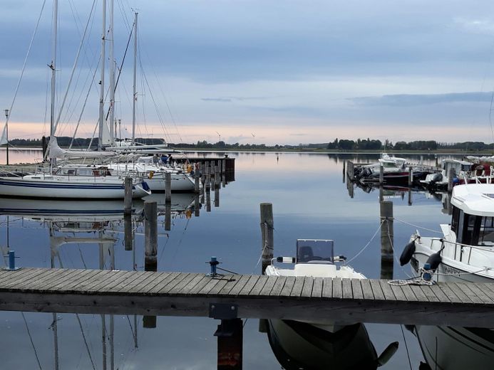 Inselidyll mit Boddenblick: Großes Grundstück & Ferienhaus-Potenzial auf Rügen – Hafen Vieregge