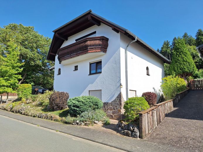 Großzügiges Wohnen im gepflegten Landhaus (nähe Golfplatz/Waldrand) PROVISIONSFREI – Straßenseite