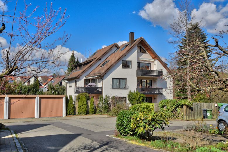 Hausansicht mit Garagen