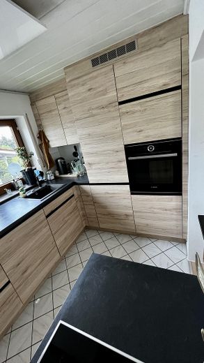 Lichtdurchflutete 3,5-Zimmer-Dachgeschosswohnung mit Balkon, Wärmepumpe und PV-Anlage – Küche
