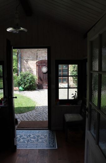 Charming country house with living basement, large garden, workshop, two verandas, hobby stable – Flur