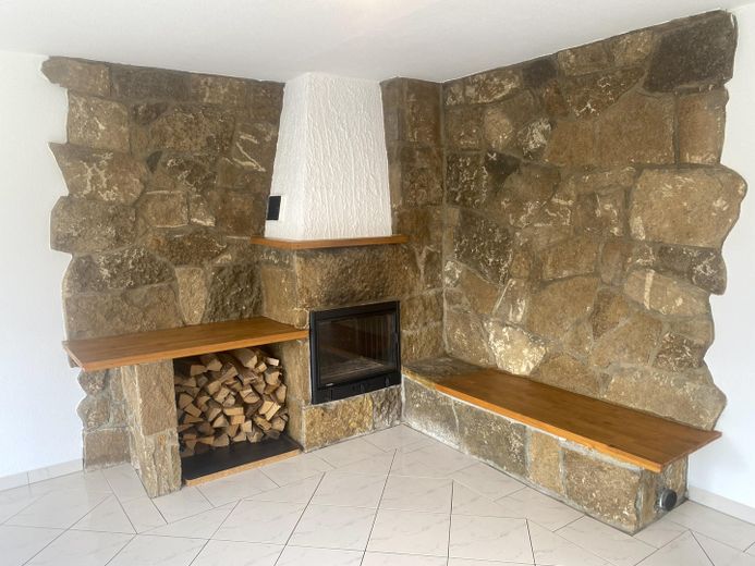 DHH ca. 170 qm Wohnfläche zuzügl. Nutzfläche, sowie Balkon Carport Stellfläche Garten – Kaminbereich mit Naturholz-Sit