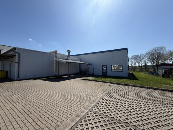 Gewerbeimobilie mit Büro- und Hallenflächen kurzfristig verfügbar – IMG_0267